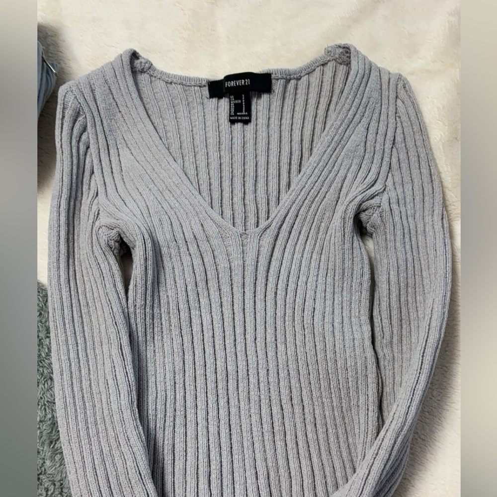 V-neck knit fitted sweater
